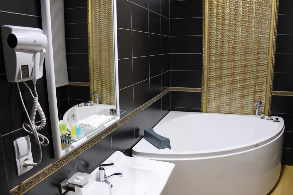 Astor Hotel & Spa Бишкек Екстериор снимка